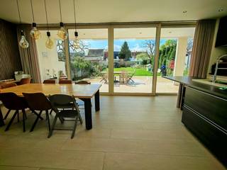 Ontdek deze charmante en bijzonder lichtrijke halfopen woning, ideaal gelegen nabij het centrum van Marke. De woning werd 6 jaar geleden volledig gerenoveerd en combineert modern wooncomfort met een aangename, open leefomgeving.Via de inkomhal komt u terecht in de ruime leefruimte met volledig ingerichte keuken. De grote glazen achtergevel zorgt voor een overvloed aan natuurlijk licht en biedt een prachtig zicht op de zonnige, zuid gerichte tuin. Aansluitend bevindt zich een gezellig, deels overdekt terras waar u in alle rust kan genieten van het buitenleven.Op het gelijkvloers bevindt zich eveneens een volledig uitgeruste badkamer en gastentoilet. Vanuit de keuken is er een praktische doorgang naar de ruime garage en berging. De elektrische poort zorgt voor extra comfort en veiligheid.Op de eerste verdieping bevinden zich twee volwaardige slaapkamers. Via een vaste trap bereikt u de zolderverdieping, die momenteel ingericht is als extra slaapkamer maar ook perfect kan dienen als hobbyruimte of bureau.Deze woning biedt een ideale combinatie van licht, ruimte en comfort, en dit op een gunstige ligging dicht bij winkels, scholen en andere voorzieningen.Een ideale gezinswoning voor wie op zoek is naar een instapklare woning met veel licht en een zonnige tuin.De algemene voorwaarden van Dewaele DIY kunt u steeds raadplegen via dewaele.com.