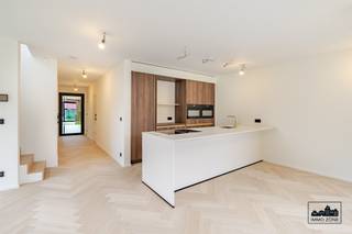 Stap binnen in deze stijlvolle nieuwbouwwoning waar moderne elegantie en kwaliteit samenkomen. Gelegen op een ruim perceel van ongeveer 525 m²...