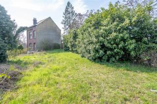 <p><strong>Century21 ImmoNero stelt voor:</strong></p><p>Unieke Bouwgrond van 12Are  met schitterend oninneembaar uitzicht over de wijde omgeving, uitstekend gelegen op 500m van het centrum en winkels, vlakbij bushalte en op 700m van de scholen.</p><p>Op deze grond staat momenteel een af te breken woning, waardoor er een nieuwbouw kan gerealiseerd worden aan 6% BTW ipv. 21%. Na afbraak kan er een woning gebouwd worden van 9m x12 m + volwaardige verdieping + verdiep onder dak.</p><p>U kan een bod uitbrengen aan minimum de vraagprijs . Contacteer het agentschap voor bijkomende info.</p>