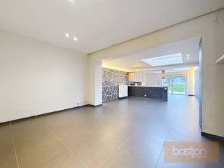 In het centrum van Marke vind je deze gezellige en instapklare woning.<br /><br />Via de inkomhal kom je binnen in de lichtrijke leefruimte met open ingerichte keuken. Achteraan bevindt zich een leuke tuin met tuinhuis, perfect voor ontspanning of extra bergruimte.<br />Op het gelijkvloers is er bovendien een badkamer met hoekbad.<br /><br />De woning beschikt over maar vier slaapkamers, verdeeld over de eerste en tweede verdieping (2 ruime kamers en 2 kleinere kamers).<br /><br />Een warme, centraal gelegen woning met alle comfort binnen handbereik.