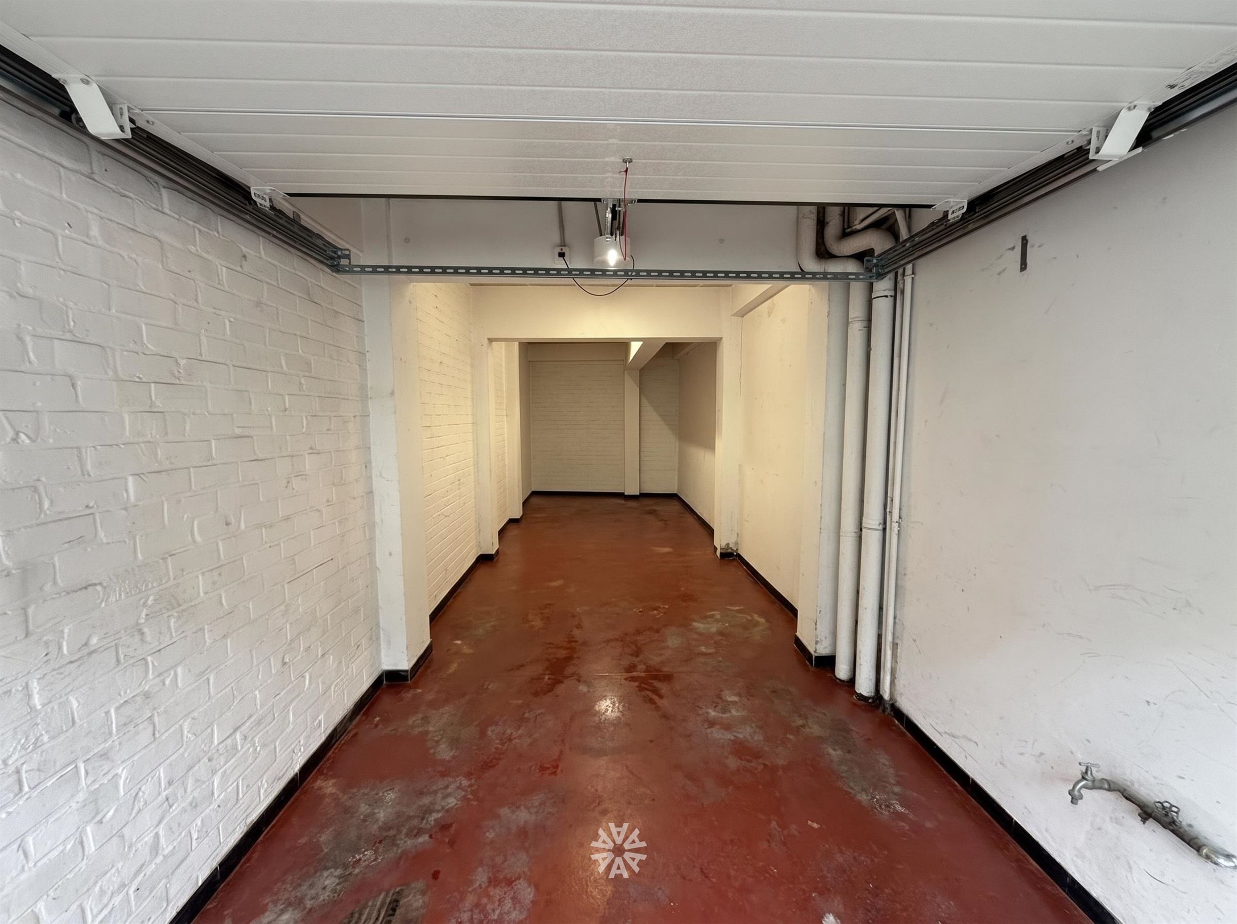 Centraal gelegen garagebox of berging met sectionaalpoort - foto 4