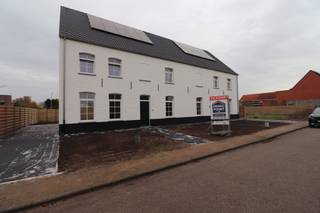 <strong>INDELING</strong><br /><strong>GELIJKVLOERS</strong><br />Inkomhal. Toiletruimte met handenwasser. Aparte bureauruimte.<br />Woonkamer met open keuken en trap naar de 1ste verdieping.<br />Keuken met keukeneiland, voorzien van volgende toestellen: inductie kookplaat, afzuigkap, combi-oven, koelkast en vaatwasmachine.<br />Achterinkom/wasplaats met uitgietbak en plaats voor de wasmachine, droogkast en aparte berging onder de trap.<br /><br /><strong>EERSTE VERDIEPING</strong><br />Overloop met vaste trap naar de zolderverdieping.<br />Toiletruimte. Badkamer met dubbel badkamermeubel, ligbad en ruime inloopdouche.<br />4 slaapkamers waarvan 1 met inloopdressing.<br /><br /><strong>ZOLDERVERDIEPING</strong><br />Ruime zolder op chape, dewelke naar eigen wensen verder af te werken/in te richten is, voorzien van condensatieketel voor de vloerverwarming en warmwaterbereiding, ventilatiesysteem type D.<br /><br /><strong>POSITIEVE ASPECTEN<br /></strong>Rustige ligging met éénrichtingsverkeer in het centrum van Wortel (Hoogstraten)<br />Volwaardige gezinswoning met voldoende ruime slaapkamers<br />Zolderverdieping naar eigen wensen in te richten<br />Op fietsafstand van centrum Hoogstraten (winkels, horeca, scholen,...)<br />Energiezuinige woning (E-peil: 18)<br /><br /><em>Buitengevel wordt nog geschilderd (voorbeeldfoto is van gelijkaardig project).</em><br /><em>Het project wordt gerealiseerd door LUDO VAN CALSTER BV.</em>