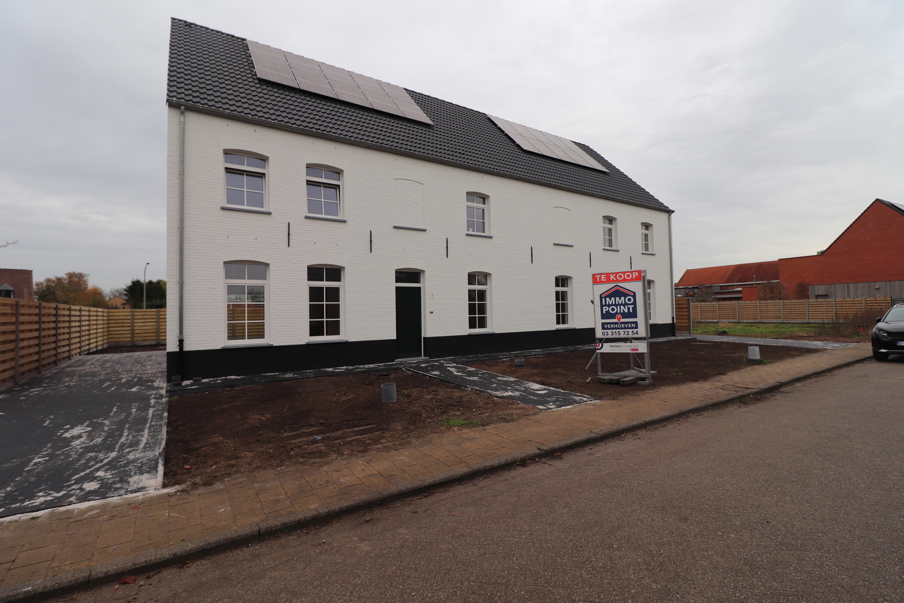 Ruime gezinswoning (ca 245 m²) met 4 slaapkamers op perceel van ca. 303 m². - foto 1