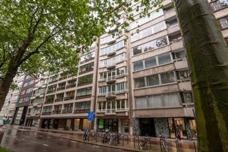 We treffen dit dakappartement met 1 slaapkamer in de wijk Diamant in de buurt van de Keyserlei, de Meir, de zoo en het stadspark. Het appartement heeft een zeer centrale ligging en scholen, openbaar vervoer, winkels zijn op wandelafstand.<br /><br />Het appartement bevindt zich op de 8ste verdieping. U heeft inkomhal, apart toilet, keuken die basis is voorzien, een woonkamer met klein terras, een slaapkamer met aansluitend een badkamer. Dit appartement beschikt over een kelder.<br /><br />Mits de nodige opfrissingswerken, een zeer interessante investering.<br /><br />Momenteel verhuurd aan vriend voor €700 per maand inclusief de kosten.<br /><br />Alg. onkosten +-€100 Per maand<br /><br />EPC: 264 KwH/m²/jaar