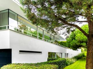 In de wijk Prins van Oranje, een eigentijdse villa ontworpen door architect Bruno Erpicum in 2015 en ingericht door binnenhuisarchitect...