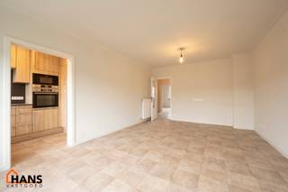 Inkomhal; apart toilet met handenwasser; leefruimte; geïnstalleerde keuken; badkamer met douche en wastafel in meubel; hoofdslaapkamer; kleine slaapkamer met toegang naar het achtergelegen terras; bureauruimte en 2 garageboxen.<br /><br />Gemeenschappelijke kosten: 150 EUR voor minuterie, provisie water en provisie verwarming.<br />Geschikt voor maximaal 4 personen.<br />Beschikbaar op 01/03/2026.<br /><br />Huurwaarborg bedraagt 3 maanden huur.<br />Plaatsbeschrijving door extern bedrijf met gedeelde kosten.<br /><br />Een bezoek ter plaatse kunt u enkel online reserveren op www.hansvastgoed.com.<br />Voor meer informatie, bezoek onze website www.hansvastgoed.com of neem contact op met info@hansvastgoed.com of +32 3 366 05 30.