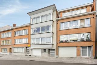 Een van de grote troeven van deze woning is de uitzonderlijke buitenruimte. Het appartement beschikt over een zeer lichtrijke keuken en woonkamer, twee kamers, badkamer, en een groot privéterras én een private tuin, ideaal om in alle rust te genieten van het buitenleven, gezellig te ontspannen of vrienden en familie te ontvangen. Daarnaast beschikt de woning over een eigen autostaanplaats, een extra comfort in deze centrale omgeving.<br /><br />De ligging is bijzonder praktisch: winkels, scholen, openbaar vervoer, horeca en dagelijkse voorzieningen bevinden zich allemaal op wandelafstand. Ook belangrijke verbindingswegen zijn vlot bereikbaar.<br /><br />Troeven op een rijtje:<br /><br />2-kamerappartement<br />Groot privéterras<br />Private tuin<br />Eigen autostaanplaats<br />Gelegen in een kleine mede-eigendom<br />Rustige en centrale ligging<br />Alles op wandelafstand<br />Ideaal als eigen woning of investering<br /><br />Een appartement met een mooie combinatie van comfort, buitenruimte en een uitstekende ligging: contacteer olivia.laporte@dewaele.com<br /><br />Bestuursmaatregelen in het maatregelenregister: nee
