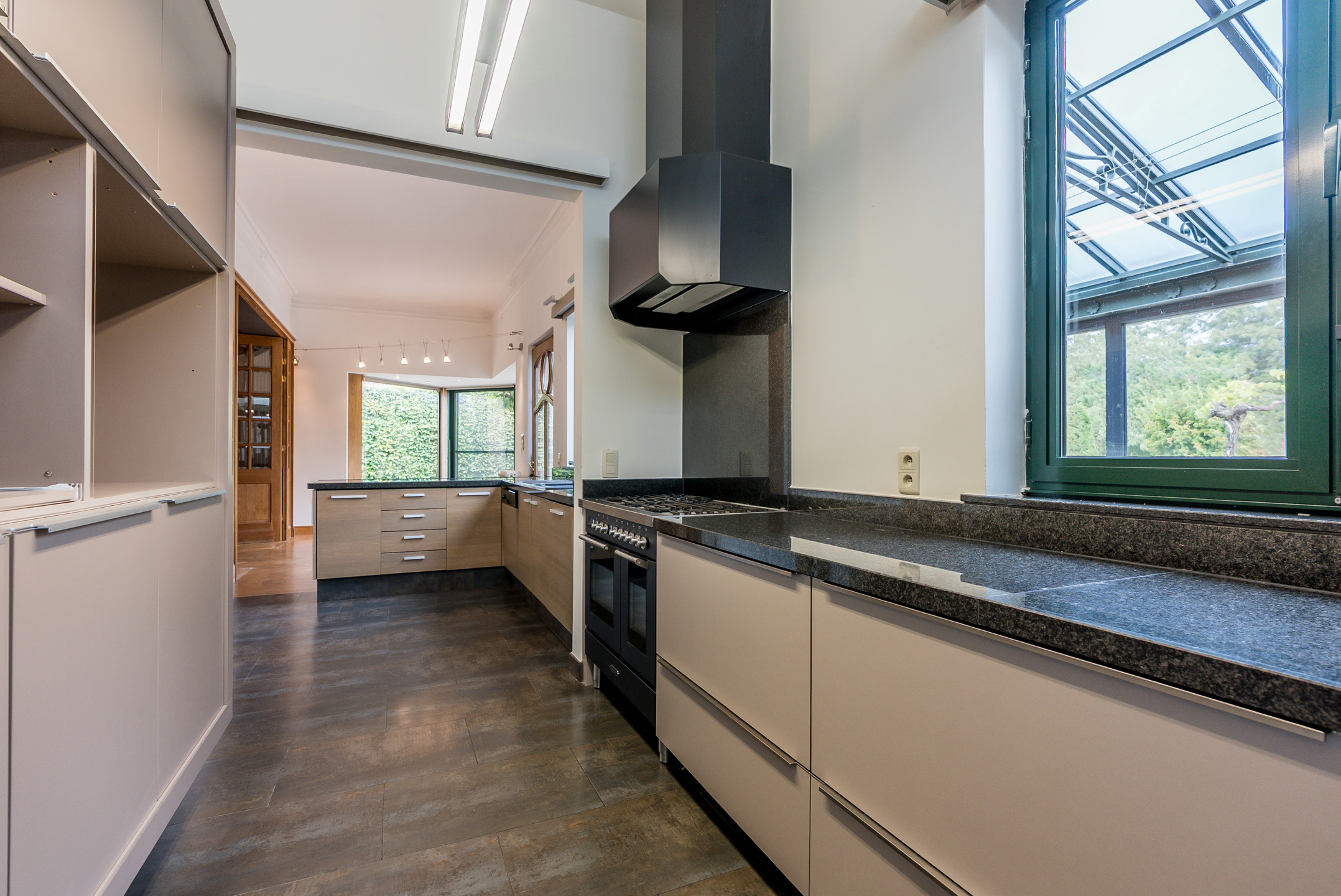 Instapklare woning met 3 slpk, 2 bdk en 2 garages op 7143m². - foto 4