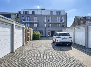 INDELING KELDER (-1)Grote afgesloten kelderberging 7m².INDELING GELIJKVLOERS (0)Autostaanplaats achteraan, gemeenschappelijke afvalberging,...