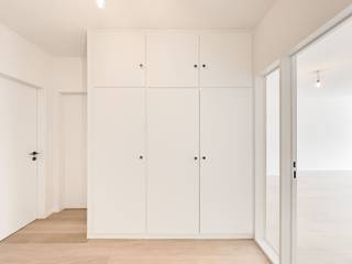 <p><span>Gerenoveerd 3 slaapkamer appartement met terras en ondergrondse staanplaats</span></p><p><span> </span></p><p><span>Dit stijlvol appartement bevindt zich in een rustige zijstraat van de levendige Fruithoflaan, met een ruim aanbod aan winkels en een vlotte verbinding met het openbaar vervoer binnen handbereik.</span></p><p><span> </span></p><p><span>Dankzij een grondige renovatie geniet het appartement van een energiezuinig EPC B, onder meer hoogrendementsglas en geïsoleerde muren.</span></p><p><span> </span></p><p><span>INDELING</span></p><p><span>Via een privatieve inkomhal met ingemaakte kasten en een apart gastentoilet betreedt u het appartement. </span></p><p><span>De lichtrijke leefruimte geniet dankzij een overvloed raampartijen aan natuurlijk en is afgewerkt met een stijlvolle eiken parketvloer die doorloopt in de hal en slaapkamers.</span></p><p><span> </span></p><p><span>De volledig nieuwe keuken is uitgerust met kwalitatieve toestellen, waaronder een vaatwasser, inductiekookplaat, oven met airfryer functie (Siemens) en een ruime koelkast met diepvries (Bosch), en biedt voldoende opbergruimte.</span></p><p><span> </span></p><p><span>De badkamer en het toilet werden volledig vernieuwd en afgewerkt met hoogwaardige materialen. De badkamer beschikt over een dubbel lavabomeubel, een douche en aansluiting voor een wasmachine en droogkast. </span></p><p><span> </span></p><p><span>Achteraan bevinden zich drie slaapkamers. De grootste slaapkamer geeft toegang tot een gezellig terras met extra bergruimte. Bovendien werden alle ramen in de slaapkamers vernieuwd.</span></p><p><span> </span></p><p><span>Een extra troef, een ondergrondse autostaanplaats is inbegrepen in de prijs.</span></p><p><span> </span></p><p><span>Maandelijkse provisie: €150 (inclusief verwarming, water, onderhoud van de gemeenschappelijke delen)</span></p><p><span> </span></p><p><span>BIJZONDERHEDEN</span></p><p><span>- uitstekende ligging</span></p><p><span>- energiezuinig (EPC B)</span></p><p><span>- volledig gerenoveerd met hoogwaardige afwerking</span></p><p><span>- inclusief ondergrondse autostaanplaats</span></p><p><span> </span></p><p><span> </span></p>
