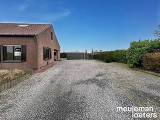 Rustig gelegen alleenstaande woning bestaande uit:Deze Rustig gelegen woning geniet van een aangename tuin op wandelafstand van verschillende...