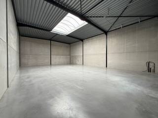Twee nieuwbouw KMO-units samen te voegen, met een totale oppervlakte van 455 m² te Evergem. De site is uitstekend gelegen op amper 2 km van de R4...