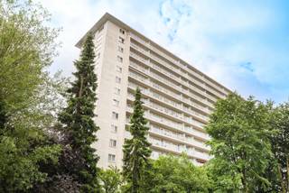 LAEKEN, quartier Mutsaard, spacieux appartement de ± 80m² situé au 8ème étage. Il se compose comme suit : hall d'entrée avec vestiaire, living de ± 31m, cuisine équipée, 2 chambres ( ± 11m² et ± 14m²), terrasse, salle de bains, WC séparé et cave (C31). Possibilité garage Box en supplément (+20.000€) (G5). Actuellement loué 831€/mois - hors garage et hors charges bail 9 ans 20/07/2017. Charges : 150€/mois (communs, syndic, assurance et entretien). PEB en cours. Mesures données à titre indicatif.