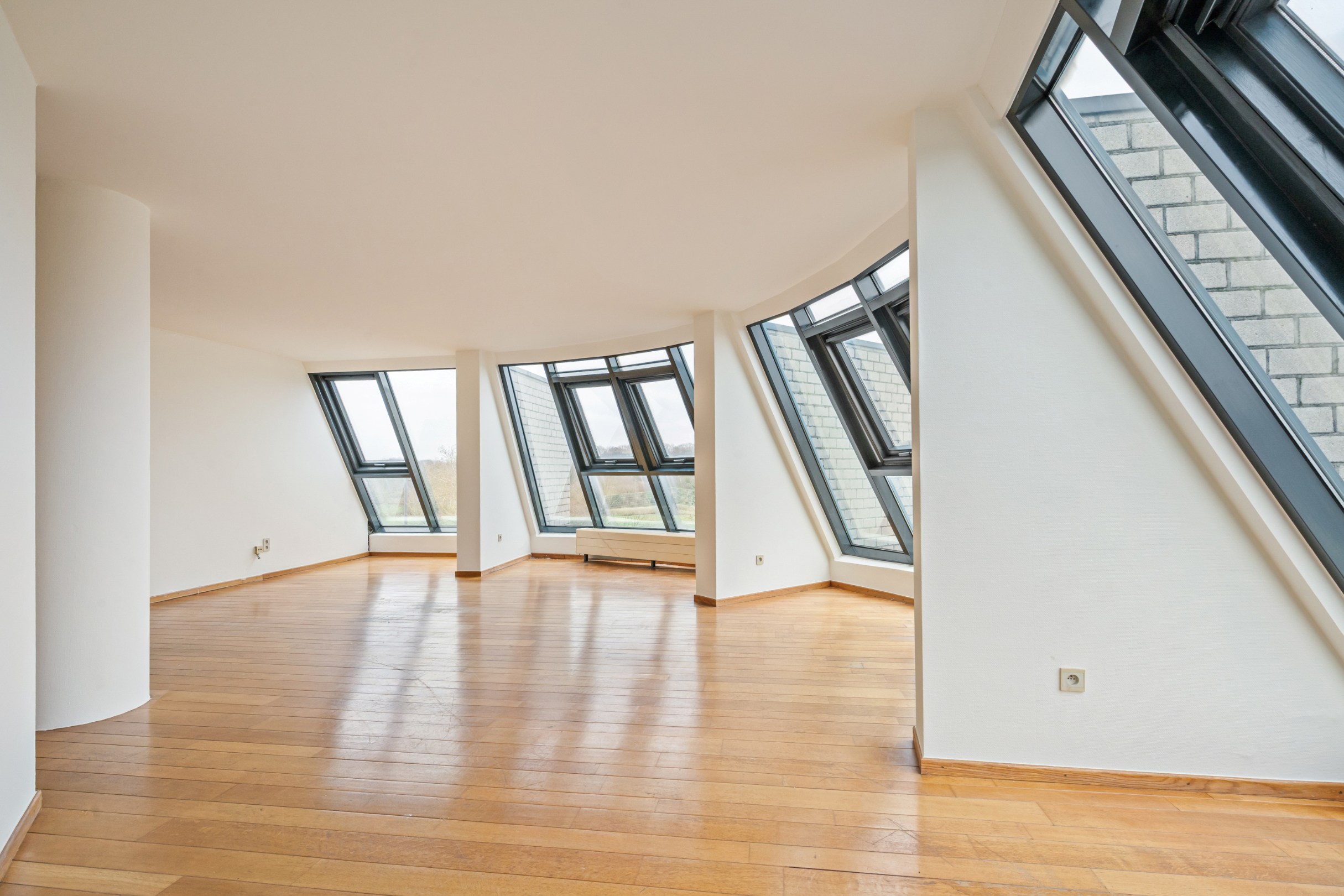 Ruim en lichtrijk op te frissen appartement (138 m²)met autostaanplaats op dakverdieping te Hasselt. - foto 4