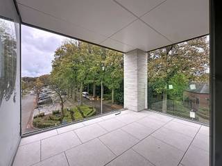 <p><span>Nieuwbouwproject gelegen centrum Maria-ter-Heide. </span></p><p><span> </span></p><p><span>Ontdek het ultieme woongenot in dit energiezuinige en moderne appartement, gelegen in het bruisende centrum van Maria ter Heide.<br /><br /></span></p><p><span>Dit gloednieuwe appartement biedt het beste van comfort en stijl, met een ruime leefruimte en een open op maat gemaakte 'CASCAN' keuken van voorzien van topapparatuur(Miele). </span></p><p><span>Dankzij de driedubbele beglazing geniet u van maximale rust. <br />Bovendien bevindt u zich middenin de dorpskern met alle nodige voorzieningen, zoals bakkers, slagers, supermarkten, openbaar vervoer en scholen. Met de nabijheid van de op- en afrit van de autostrade bent u ook perfect verbonden met de rest van het land.<br />De twee slaapkamers bieden voldoende ruimte voor rust en privacy, terwijl de badkamer een oase van ontspanning is. </span></p><p><span>Grote troef aan dit appartement is het overdekt terras met verlichting, ideaal voor zelfs de regenachtige zomeravonden!</span></p><p><span> </span></p><p><span>Met een ruime extra privé berging achteraan het gebouw en overdekte staanplaats is aan alle praktische behoeften gedacht. <br /><br /></span></p><p><span>Dit appartement zal afgewerkt worden met verlichtingsarmaturen en raamdecoratie. </span></p><p><span> </span></p><p><span>VASTE KOSTEN : 120,- euro per maand (incl. verzekering beheer gebouw, onderhoud algemene delen, elektriciteit en water algemene delen, ruimen septische putten, brandbeveiligingskosten ) </span></p><p><span> </span></p><p><span>Mis deze unieke kans niet om te wonen in comfort en luxe op een toplocatie. Neem vandaag nog contact met ons op voor meer informatie!</span></p><p><span> </span></p>