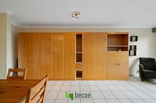 Dit charmante en praktisch ingedeelde appartement van 40 m² biedt een aangename en comfortabele woonomgeving aan de kust. Dankzij de grote raampartij geniet de leefruimte van veel natuurlijk licht en is er een rechtstreekse toegang tot het gezellige terras.<br /><br />De beschikbare ruimte wordt optimaal benut dankzij de praktische inrichting met ingebouwde kasten en een handig opklapbed. Verder beschikt het appartement over een keuken met eethoek en een nette badkamer met douche.<br /><br />Het terras vormt een aangename extra buitenruimte. Dankzij de ligging nabij het strand en het openbaar vervoer is dit appartement zowel interessant als tweede verblijf als voor vakantieverhuur of als investering.<br /><br />Een lichtrijk en energiezuinig kustappartement met een gunstige EPC-score B en een praktische indeling.