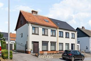 Voor meer info en foto’s, surf naar www.swevers.be – Deze ruime halfopen woning aan Huzarenstraat 18 in Lummen biedt 178 m² bewoonbare oppervlakte, vier slaapkamers, een grote garage en een aangename tuin. De woning dateert van 1957 en is te renoveren, waardoor je ze volledig naar eigen smaak kunt inrichten. In 2016 werden de ramen vernieuwd en overal rolluiken geplaatst. Op het gelijkvloers vind je een inkomhal, een woonkamer van 24 m², een keuken van 10 m² en een ruime veranda die rechtstreeks aansluit op de tuin. Verder zijn er een berging en een garage van 30 m². De eerste verdieping telt drie slaapkamers van 20 m², 9 m² en 9 m², een badkamer en een apart toilet. Via een vaste trap bereik je de tweede verdieping met een vierde slaapkamer van 15 m² en een afzonderlijke zolderruimte. Een kelder van 15 m² zorgt voor bijkomende opslag. Het perceel van 3a 83ca heeft een noordwestelijke oriëntatie en beschikt over een ruime, aangelegde tuin. Dankzij de veranda, garage en verschillende bergruimtes biedt de woning heel wat praktisch potentieel. Ook de ligging is een troef: rustig en toch vlak bij het centrum van Lummen. Scholen, openbaar vervoer, winkels, horeca en sportfaciliteiten bevinden zich op wandelafstand. De snelweg ligt op ongeveer 1,25 km. Een interessante renovatiekans voor wie op zoek is naar ruimte, een tuin en vier slaapkamers op een praktische locatie. Voor meer informatie, bel 011 255 155. Bron bewoonbare oppervlakte: EPC – verslag. Dit pand is onderworpen aan de renovatieverplichting van de Vlaamse overheid voor residentiële gebouwen (behoudens bij sloop binnen 5 jaar na de aankoop). Consulteer voor meer informatie de website van het Vlaams Energie- en Klimaatagentschap via https://www.vlaanderen.be/een-huis-of-appartement-kopen/renovatieverplichting-voor-residentiele-gebouwen.