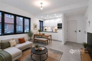 <p><span>Op een ideale locatie in Edegem - rustig maar toch vlakbij het centrum - treffen we dit instapklare appartement, dat deel uitmaakt van een vernieuwd hoekgebouw bestaande uit 6 wooneenheden. Het gehele pand is zonet volledig gerenoveerd en er zijn kosten noch moeite gespaard om het geheel tot in de puntjes af te werken met kwalitatieve materialen. Het dak en de ramen zijn vernieuwd en ook is er in elk appartement een nieuwe condensatieketel geïnstalleerd. Verder is de elektriciteit conform en de gevel is volledig gerenoveerd. Kortom: een zorgeloze aankoop waarin je meteen je intrek kan nemen!</span></p><p><span> </span></p><p><span>Het appartement heeft een totale oppervlakte van ca. 66 m² en beschikt over 2 volwaardige slaapkamers. De open keuken is volledig uitgerust met toestellen van Siemens en is voorzien van een composieten werkblad. De compacte badkamer is voorzien van een douche, lavabomeubel, wc en handdoekdroger.</span></p><p><span> </span></p><p><span>Tot slot beschikt het pand nog over een privatieve kelderberging en fietsenberging. De meters voor water, gas en elektriciteit zijn apart. Bewoonbare opp. 66 m² ref.: vloeropp. EPC-certificaat. Voor meer info of een gratis schatting surf naar www.hansimmo.be</span></p><p><span> </span></p>