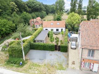Deze prachtig gerenoveerde, instapklare villa is gelegen net buiten het bruisende hart van Gistel, langs de Brugsebaan. Dankzij de centrale...