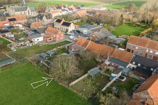 KROMBEKE: Afbraakpand op 730m² grondoppervlakte met goedgekeurde verkaveling voor 3 bouwloten, georiënteerd naar de avondzon.Op ca 7 km van het...