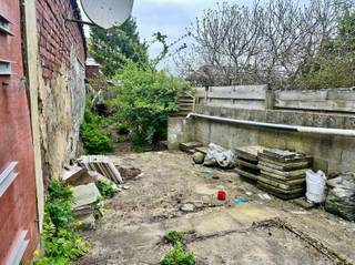 <p><span>Totaal te renoveren woning te Ronse.</span></p><p><span> </span></p><p><span>INDELING</span></p><p><span> </span></p><p><span>De woning bestaat op het gelijkvloers uit een living, keuken en badkamer.</span></p><p><span>Op de verdieping zijn er 2 slaapkamers.</span></p><p><span>Verder heeft de woning een kelder en een zolder.</span></p><p><span> </span></p><p><span>LIGGING</span></p><p><span> </span></p><p><span>Deze half open bebouwing is gelegen in de Gasmeterstraat, vlakbij het centrum van Ronse.</span></p><p><span> </span></p><p><span>PRAKTISCH</span></p><p><span> </span></p><p><span>Voor meer info en/of een afspraak bel Eefje van Immo D'hondt 0498 88 88 89</span></p>