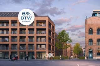 Deze kantoorruimte van 136.4 m² is gelegen langs Dok Noord op de hoek met de Atlantastraat. De extra hoge plafonds van 365cm en de hoekligging met grote raampartijen maken dat dit kantoor extra veel licht heeft en een kwalitatief zicht langs de Oude Dokken.<br />Bij de kantoorruimte dient een ondergrondse berging en een parkeerplaats worden aangekocht. De prijs omvat de casco levering, vrij in te delen en af te werken naar eigen keuze. <br /><br />O’Vert biedt een aangename werkplek met in totaal 7 kantoorruimtes met verschillende oppervlaktes, indelingen en uitzichten. De gemeenschappelijke ruimtes zijn ontworpen om ontmoeting en verbinding te stimuleren. Denk aan gezellige zithoeken in de parktuinen en gedeelde werkruimtes. Zo ontstaat een dynamische werkomgeving waarin gemeenschapsgevoel centraal staat. <br /><br />Werken in het centrum van Gent met twee nieuwe parktuinen en een winkelcentrum vlak naast de deur, in een levendige omgeving aan de Oude Dokken, kan binnenkort in O’Vert. Dankzij meer dan 7.700m² nieuw parkgebied bieden de kantoren een ongeziene rust en kwaliteit temidden de stad met alle ontspanning, restaurants, recreatie, cultuur en voorzieningen op wandelafstand.<br /><br />Benieuwd naar het volledige aanbod? Een persoonlijke, vrijblijvende afspraak kan via jef@landbergh.be of 09 225 25 24.