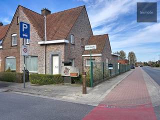 Gezellige HOEKWONING nabij centrum Ingooigem, bestaande uit : Inkomhal met vestiaire en apart gastentoilet, living met aanpalende kleine veranda...