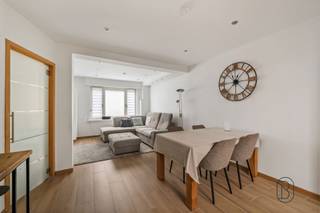 <p>Instapklare en smaakvol gerenoveerde woning met 3 slaapkamers en een zonnige zuidoostgerichte tuin in Ronse<br /><br />Op een aangename locatie in Ronse vindt u deze verzorgde en perfect afgewerkte woning, waar comfort, licht en functionaliteit perfect samenkomen.<br />Indeling:<br />Gelijkvloers: U komt binnen via de inkomhal, die toegang biedt tot de lichtrijke woon- en eetruimte. De recent vernieuwde, kwalitatieve keuken beschikt over veel werk- en opbergruimte. Verder vindt u op het gelijkvloers een praktische berging en een stijlvolle badkamer die eveneens recent werd vernieuwd.<br /><br />Eerste verdieping: Hier bevinden zich twee ruime en volwaardige slaapkamers.<br /><br />Zolderverdieping: De ingerichte zolderkamer vormt een volwaardige derde slaapkamer.<br /><br />Buitenruimte<br />Achteraan geniet u van een aangename, onderhoudsvriendelijke tuin/terras en een gunstige zuidoostelijke oriëntatie.<br /><br />Troeven van deze woning:<br />- EPC-label C (bijna label B!!)<br />- Conforme elektrische installatie geldig tot 2046<br />- Dubbele beglazing en rolluiken doorheen de woning<br />- Centrale verwarming op aardgas, inclusief op de zolderkamer<br />- Instapklaar en zorgvuldig onderhouden<br /><br />Op zoek naar een gezellige woning waar u meteen uw intrek kunt nemen?<br />Contacteer ons vandaag nog voor een bezoek op Caroline@immobeguin.be</p>