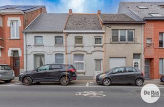 <strong>LEDE - Charmante renovatiewoning met tuin in centrum</strong><br /><strong>EERSTE BEZOEKDAG ZATERDAG 22/08 VAN 15U TOT 16U30 (enkel op afspraak!)</strong><br /><br />Op een centrale en bijzonder praktische ligging in het hart van Lede bevindt zich deze te renoveren woning met tuin. Winkels, scholen, het station en openbaar vervoer bevinden zich op wandelafstand. Ook de belangrijkste invalswegen en de E40 zijn vlot bereikbaar, waardoor deze woning een uitstekende combinatie biedt van centraal wonen en goede bereikbaarheid.<br /><br />Op het gelijkvloers beschikt de woning over een voorplaats, gevolgd door een eetruimte die aansluit op de keuken. Achteraan bevindt zich de badkamer, met aansluitend toegang tot de tuin.<br /><br />De eerste verdieping omvat twee ruime slaapkamers. Via een vaste trap bereikt u de zolderverdieping, die nog verder kan worden ingericht en perfect de mogelijkheid biedt voor het creëren van een derde slaapkamer, bureau of hobbyruimte.<br /><br />Een belangrijke troef is de aangename tuin. Deze is niet alleen bereikbaar vanuit de woning, maar beschikt ook over een achterliggende toegang via een wegje. Bijzonder praktisch voor fietsen, tuinmateriaal en dergelijke, zonder hiervoor telkens door de woning te moeten.<br /><br />Deze eigendom vraagt renovatie, maar biedt dankzij haar indeling, uitbreidingsmogelijkheden en centrale ligging een uitstekende basis om er een comfortabele gezinswoning van te maken.<br /><br />Een interessante opportuniteit voor starters, handige renovateurs of investeerders die op zoek zijn naar een betaalbaar renovatieproject met tuin in het centrum van Lede.<br />Neem gerust contact met ons op voor meer informatie of plan vandaag nog uw bezoek via 053/60.65.60. Wij leiden u graag rond.