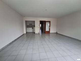 Dit ruim en lichtrijk appartement beschikt over 2 slaapkamers, een ruime woonkamer met een halfopen keuken, een badkamer en een apart toilet. Dankzij de zuidwestelijke oriëntatie geniet je de hele namiddag en avond van veel natuurlijk licht.Het appartement is centraal gelegen, op wandelafstand van winkels en andere voorzieningen. Interesse? Neem gerust contact op om een bezoek in te plannen!