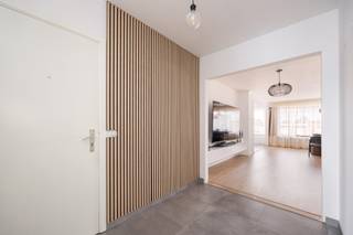 <p>This move-in ready apartment in Deurne-South combines space, light and an excellent location. It features 2 large bedrooms, an open kitchen with adjacent spacious storage room, and a living space bathed in natural light. The apartment was recently completely renovated and is in excellent condition.</p><p>You will enjoy an outdoor space and a quiet street yet close to schools, stores and public transportation. In addition, this apartment comes with a shared driveway and a shared parking space in the garage, which is obligatory to purchase at 15,000 euros.</p><p>With an energy efficient EPC label B and its convenient location, this is the ideal residence for those who want to move in carefree.<br />Plan your visit now on the visit day of September 24!</p>