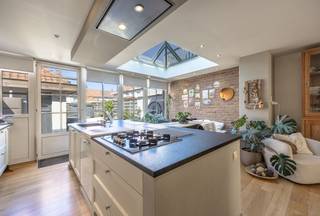 Deze knappe gezinswoning bevindt zich in een rustige en groene woonomgeving te Heist en vormt een ideale thuisbasis voor wie op zoek is naar comfort, licht en gezelligheid. Dankzij de grote glaspartijen geniet de woning van een overvloed aan natuurlijk lichtinval, wat zorgt voor een aangename en warme sfeer in elke ruimte.<br /><br />De woning werd smaakvol ingericht en beschikt over een mooie balans tussen functionaliteit en gezelligheid. De leefruimte sluit naadloos op de luxueuze volledig ingerichte leefkeuken aan en biedt een open, uitnodigende omgeving voor het hele gezin. <br /><br />Buiten geniet U van zowel een charmante voortuin als een gezellig aangelegde achtertuin met terras en tuinhuis — ideaal om te ontspannen in alle rust. Bovendien beschikt de woning over een goede EPC-score, wat bijdraagt aan het energiezuinige karakter.<br /><br />Kortom, een leuke gezinswoning op een rustige ligging, waar comfort en gezelligheid hand in hand gaan.<br /><br />Indeling:<br /><br />Gelijkvloers:<br />- Leuk voortuintje,<br />- Inkomhal met gastentoilet,<br />- Lichtrijke leefruimte met volle parketvloer,<br />- Luxueuze, volledig ingerichte leefkeuken,<br />- Gezellig, mooi aangelegd terras met tuinhuis,<br /><br />1ste verdieping:<br />- Drie volwaardige slaapkamers,<br />- Badkamer voorzien van inloopdouche, wastafel en toilet,<br /><br />2de verdieping:<br />- Ruime master bedroom,<br /><br />Bent U op zoek naar een instapklare, lichtrijke gezinswoning op een rustige locatie te Heist? Neem vandaag nog contact op voor een bezoek ter plaatse en ontdek zelf de troeven van deze woning!