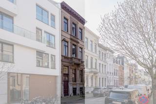 Stijlvol herenhuis met zuidgerichte tuin
Locatie:
Op een toplocatie in Antwerpen-Zuid bevindt zich dit neoclassicistische herenhuis, sinds 2023 grondig gerenoveerd met respect voor de authentieke elementen.
Indeling:
De royale inkomhal met hoge plafonds, ornamenten en marmeren vloer leidt naar de leefruimte met eiken visgraatparket en originele marmeren schouwen. Aansluitend bevindt zich de vernieuwde keuken in walnoothout met composieten werkbladen, mortexvloer, ontbijtbar en toegang tot de zuidgerichte tuin met verschillende terrassen.
De eerste verdieping telt 2 ruime slaapkamers en een luxueuze badkamer met dubbele marmeren wastafel, inloopdouche en ligbad. De tussenverdieping wordt voorbereid voor een tweede badkamer. Op de tweede verdieping bevinden zich 2 slaapkamers en een dressing. De derde verdieping biedt nog 2 slaapkamers en een kantoor met maatwerk in walnoothout.
Verder beschikt de woning over een afgewerkte zolder van ca. 30 m² en een volwaardig souterrain van ca. 95 m² met toegang tot de tuin.
Troeven:
• 6 slaapkamers
• Kantoor
• Zuidtuin
• Authentieke elementen
• Hoogwaardige renovatie.
Technisch: gunstig EPC, elektriciteit conform en asbestveilig/-vrij.
Koopt u als enige en eerste woning? Dan geniet u van het verlaagde tarief van 2% verkooprechten.
Info en afspraken : 03/345.88.99.