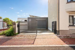 Ontdek deze instapklare halfopen bebouwing met 4 slaapkamers, 2 badkamers, een ruime garage/atelier en aangename tuin!Op een rustige locatie, op wandelafstand van het centrum van Ronse en het station, vinden we deze verrassend ruime halfopen bebouwing op een perceel van 575 m².Buiten vindt u een aangenaam terras & ruime tuin, met als absolute meerwaarde de aanpalende garage/atelier + handige oprit: een royale extra ruimte die tal van mogelijkheden biedt.De woning werd in 2004 volledig gerenoveerd en doorheen de jaren met veel zorg verder onderhouden en vernieuwd. Zo werd onder meer de keuken in 2018 volledig vernieuwd.Binnen geniet u van aangename woonruimtes met vooraan twee ruime zithoeken, en achteraan de ruime volledig geïnstalleerde open leefkeuken + eetkamer die toegang geeft tot het ruime terras en de tuin.Op de verdiepingen vindt u maar liefst vier slaapkamers en twee badkamers (waarvan één met vloerverwarming). Doorheen de gehele woning is airco aanwezig, wat zorgt voor extra comfort in de zomer - én wintermaanden!Tot slot is er tevens nog een praktische kelder aanwezig.Ook energetisch zit u hier goed: de woning beschikt over een gunstig EPC-label B (zonnepanelen!), en een conforme elektrische installatie!Er is tevens een waterverzachter en de riolering is reeds gesplitstKortom, een ruime en verzorgde gezinswoning met heel wat praktische troeven, rustig gelegen én toch vlak bij alle voorzieningen van Ronse. Een ideale combinatie van ruimte, comfort en bereikbaarheid!Graag meer info en een bezoek? Contacteer ons op: caroline@immobeguin.be