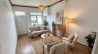 <p><span>INSTAPKLARE WONING MET 4 SLP EN TUIN</span></p><p><span> </span></p><p><span>Instapklare woning met 4 slp en tuin op een boogscheut van het centrum van Geraardsbergen. </span></p><p><span> </span></p><p><span>Deze woning omvat:</span></p><p><span> </span></p><p><span>GELIJKVLOERS:</span></p><p><span> </span></p><p><span>Voorplaats, living met open keuken, badkamer voorzien van douche, lavabomeubel en toilet, berging en overdekt terras. </span></p><p><span> </span></p><p><span>Tuintje aanwezig. </span></p><p><span> </span></p><p><span>EERSTE VERDIEPING:</span></p><p><span> </span></p><p><span>2 ruime slaapkamers</span></p><p><span> </span></p><p><span>TWEEDE VERDIEPING:</span></p><p><span> </span></p><p><span>2 slaapkamers . </span></p><p><span> </span></p><p><span>CV op aardgas </span></p><p><span> </span></p><p><span>EPC label C = Geen renovatieplicht.</span></p><p><span>Volledig nieuw dak sinds 2024</span></p><p><span>Elektrische installatie conform arei.</span></p><p><span> </span></p><p><span>Voor de snelle beslissers.</span></p><p><span> </span></p><p><span>Voor inlichtingen of bezoek gelieve op de advertentie te reageren, wij bellen u zelf op om een afspraak in te plannen.</span></p>