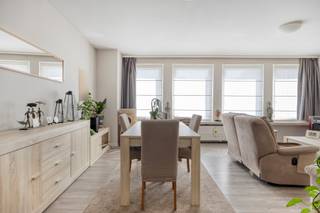 <strong>Ruim 2-slaapkamerappartement met mogelijkheid tot dakterras.<br /><br /></strong>Op een centrale locatie in Temse bevindt zich dit lichtrijke appartement met een bewoonbare oppervlakte van ca. 81 m². Het appartement biedt een praktische en ruime indeling met twee volwaardige slaapkamers en een aangenaam overdekt terras. Een bijzondere extra troef is de mogelijkheid om boven de achterliggende garages een bijkomend dakterras van ca. 25 m² te creëren.<br /><br /><strong>Indeling<br /></strong>Via de inkomhal met apart gastentoilet bereiken we de ruime leefruimte. Dankzij de grote raampartijen geniet deze ruimte van veel natuurlijke lichtinval en is er voldoende plaats voor zowel een gezellige zithoek als een volwaardige eethoek.<br /><br />Aansluitend bevindt zich de afzonderlijke keuken, voorzien van voldoende kastruimte en de nodige toestellen.<br /><br />Verder beschikt het appartement over twee volwaardige slaapkamers en een badkamer voorzien van een wastafel en douche.<br /><br />Aan de achterzijde bevindt zich een aangenaam overdekt terras waar u in alle rust van de buitenlucht kunt genieten. Bijkomend de mogelijkheid om boven de achterliggende garages een dakterras van ca. 25 m² te creëren.<br /><br />Tot slot beschikt het appartement over een ruime privatieve garagebox.<br /><br /><strong>Bijzonderheden<br /></strong>EPC-label D, geen renovatieverplichting.<br />Ramen aan de voorzijde voorzien van triple glas.<br />Elektrische installatie conform.<br />Asbestveilig.<br />Verhuurd.<br />Lage gemeenschappelijke kosten.<br />Mogelijkheid tot het creëren van een bijkomend dakterras van ca. 25 m².<br />Garagebox verplicht mee aan te kopen voor € 20.000.<br /><br /><strong>Ligging<br /></strong>Het appartement is centraal gelegen in Temse, met tal van voorzieningen binnen handbereik. Winkels, scholen, horeca en openbaar vervoer bevinden zich in de nabije omgeving. Ook de belangrijkste invalswegen zijn vlot bereikbaar, waardoor er een goede verbinding is richting Antwerpen, Sint-Niklaas en omliggende gemeenten.