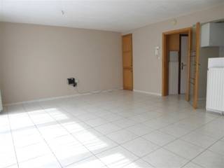 Lichtrijk appartement op de eerste verdieping (zonder lift) in een kleinschalig gebouw vlakbij het station. Woonkamer met terras aan de...