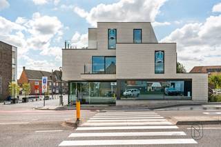 Laatste appartementen, MODERN ENERGIEZUINIG KLASSEPROJECT pal op de Vichteplaats. TOPLOCATIE (wekelijkse markt, alle winkels nabij, en aan het Oud Kasteel & de Kerk). Prachtige GROTE ZONNETERRASSEN. Als koper inspraak in de materialen. Oplevering voorjaar 2026. + 6% BTW mogelijk. Vraag nu extra info: info@immobeguin.be