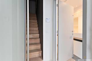 Op een centrale locatie in Mechelen, vlak bij de historische binnenstad en diverse winkels en horecazaken, bevindt zich dit veelzijdige pand in de vernieuwde Sint-Katelijnestraat. De Sint-Romboutskathedraal, de Grote Markt en winkelstraat De Bruul liggen op korte wandelafstand.<br /><br />Vandaag is het eigendom ingedeeld als handelspand met woonst, maar het kan zonder veel moeite worden omgevormd tot een ruime ééngezinswoning.<br /><br />Het gelijkvloers bestaat uit een commerciële ruimte van ca. 35 m², momenteel vrij van huur en afgewerkt met kwalitatief maatwerk. Dankzij de praktische indeling en zichtbare ligging is deze ruimte geschikt voor uiteenlopende activiteiten zoals een kantoor, praktijkruimte of detailhandel.<br /><br />Het bovenliggende duplexappartement met twee slaapkamers is bereikbaar via een aparte inkom en is instapklaar. Op de eerste verdieping bevindt zich een lichtrijke leefruimte met gashaard en een warme parketvloer. De open designkeuken met kookeiland is uitgerust met kwalitatieve BOSCH-toestellen, waaronder een gasfornuis, combi-oven, koelkast, vriezer en vaatwasser.<br /><br />De tussenverdiepingen werden efficiënt benut met extra bergruimte en een afzonderlijk gastentoilet met handenwasser.<br /><br />Op de tweede verdieping vinden we een tweede slaapkamer, die momenteel dienstdoet als bureauruimte, met aansluitend een moderne badkamer voorzien van zowel een douche als een bad en een enkele lavabo met meubel.<br /><br />De ruime master bedroom van ca. 28 m² bevindt zich op de bovenste verdieping en geniet van veel natuurlijk licht dankzij de grote Veluxramen.<br /><br />Het gebouw werd volledig gerenoveerd in 2010 en verkeert in instapklare staat. Daarnaast beschikt het over airconditioning en een alarmsysteem. Een eigendom met tal van mogelijkheden op een uitstekende locatie.