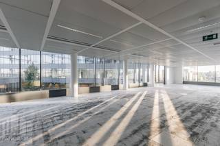 Ontdek dit kwalitatieve en duurzame kantoor van <strong>1.070 m²</strong>, uitzonderlijk gelegen vlak bij Brussels Airport. Er zijn kantooroppervlaktes beschikbaar van 500 m² tot 15.216 m², waardoor het project geschikt is voor zowel middelgrote als grotere ondernemingen.<br /><br />De locatie biedt een uitstekende bereikbaarheid dankzij de directe aansluiting op de <strong>A201 en de R0</strong>. Via de nabijgelegen E40 en E19 zijn Brussel en de belangrijkste economische centra van het land snel en vlot bereikbaar.<br /><br />Het project bestaat uit <strong>5 kantoorgebouwen</strong>, elk voorzien van een eigen ontvangsthal. Een centraal knooppunt verbindt de gebouwen met elkaar en biedt toegang tot een uitgebreid aanbod aan faciliteiten, waaronder gedeelde vergaderzalen, een lounge met barista, een restaurant, winkel, persoonlijke conciërgedienst, wasserette en fitness.<br /><br />Op het vlak van duurzaamheid beschikt Airport Plaza over een <strong>BREEAM Excellent-certificering </strong>en een uitstekende energie- en comfortprestatie. De gebouwen zijn uitgerust met onder meer akoestische isolatie, metalen systeemplafonds, HVAC en verse luchttoevoer. De kantoren genieten bovendien van een aangename lichtinval en een hoogwaardige afwerking.<br /><br />Het complex beschikt over <strong>689 overdekte en 67 buitenparkeerplaatsen</strong>, aangevuld met elektrische laadpunten en motorfietsparkings.<br /><br />Contacteer <strong>PANORAMA B2B</strong> voor bijkomende inlichtingen, plannen of een vrijblijvend bezoek: <strong>0477 09 00 09</strong>.