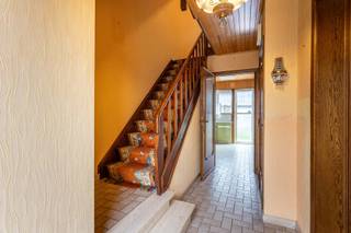 Deze gezellige gezinswoning is rustig gelegen, maar tegelijk vlot bereikbaar naar het centrum van Aalst. Je komt binnen via de aparte inkomhal...