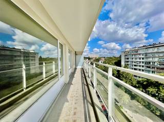 <p>Dit ruim en te renoveren appartement bevindt zich op de zevende verdieping in een goed onderhouden residentie genaamd "Parc Charlemagne" in een rustige en residentiële omgeving! Dit appartement, met een netto bewoonbare oppervlakte van 70 m², is ingedeeld met een inkom, een lichtrijke woonkamer met een sierhaard, een aparte keuken, een nachthal met inbouwkasten, één volwaardige slaapkamer, een gastentoilet en een badkamer met een bad en een wastafel. Elke ruimte kijkt uit op het riante privatieve terras van 19 m², waar u dagelijks kan genieten van de rustgevende zonsopgang en het fantastische uitzicht over Brussel! Ideaal als eerste bewoning, alsook voor mensen die op zoek zijn naar een waardevaste belegging met vaste maandelijkse huurinkomsten. Het appartement is vrij bij akteverlijding! Er is een kelderberging inbegrepen in de verkoopprijs en het is mogelijk om een inpandige garagebox aan te kopen aan 35.000€. Dit eigendom is uitstekend gelegen tussen het "Jacques Brelpark" en het "Wolvendaalpark", nabij het openbaar vervoer, handelscentrum, supermarkten, enz... Bijkomende pluspunten van deze locatie zijn de snelle verbindingen met de kleine Brusselse Ring en de autosnelwegen E40/E19. Contacteer Frederik vrijblijvend voor meer informatie of een eerste bezoek op +32 498 476 221 / frederik@immo-time.be.</p>