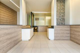 Ruime kantooroppervlakte (120 m²): Functioneel verdeeld over verschillende verdiepingen. Dit biedt tal van mogelijkheden voor het creëren van een apart onthaal, discrete spreekkamers of afzonderlijke burelen.<br /><br />Extra stockage (45 m²): Een zeer ruime kelder die perfect dienstdoet als archiefruimte of stockageruimte voor uw voorraad of materiaal.<br /><br />Het pand is uitgerust met centrale verwarming op gas én beschikt over een airconditioningsysteem om ook tijdens warme zomerdagen een aangenaam werkklimaat te garanderen.<br /><br />Aan de achterzijde bevindt zich een gezellig eigen koertje. Aan de voorzijde beschikt het pand over een voortuin, ideaal voor het comfortabel plaatsen van fietsen voor uzelf of uw cliënteel.<br /><br />Huurwaarborg: 3 maanden huur.<br />Onroerende voorheffing: Ten laste van de huurder (eenvoudig verrekend op basis van het reële jaarlijkse aanslagbiljet).<br /><br />Nutsvoorzieningen: Volledig onafhankelijk dankzij eigen tellers voor de verbruikscontracten (water, gas, elektriciteit). U kiest zelf uw leveranciers.<br /><br />Kortom: een instapklaar en strategisch gelegen pand met een waaier aan mogelijkheden.<br /><br />Interesse? Neem vandaag nog contact met ons op voor meer informatie of om een bezoek in te plannen!