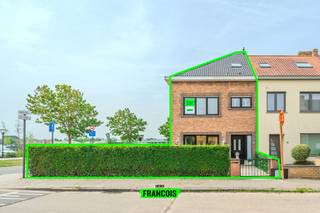 Deze gerenoveerde halfopen bebouwing in de Heidebloemstraat 1 te Stene combineert ruimte, comfort en een praktische indeling. Dankzij de vier slaapkamers, 2 badkamers en de doordachte inrichting is dit een ideale gezinswoning op een vlot bereikbare locatie.<br /><br />Bij het binnenkomen wordt u verwelkomd in een ruime inkomhal die toegang biedt tot de lichtrijke leefruimte. De woonkamer geniet van veel natuurlijke lichtinval en werd verder opgewaardeerd met vernieuwde ramen, wat bijdraagt aan het wooncomfort. Aansluitend bevinden zich de keuken, een afzonderlijk gastentoilet en een praktische bergruimte. Vanuit de woning heeft u eveneens toegang tot de garage.<br /><br />Op de eerste verdieping bevinden zich drie ruime slaapkamers en een badkamer met douche en toilet. De kamers zijn aangenaam licht en bieden voldoende ruimte voor een gezin, thuiswerk of hobby's.<br /><br />Via een vaste trap bereikt u de tweede verdieping, waar een bijzonder ruime vierde slaapkamer werd ingericht. Deze verdieping beschikt bovendien over een ensuite badkamer met inloopdouche en toilet, wat zorgt voor extra comfort en privacy.<br /><br />Dankzij de combinatie van ruimte, lichtinval en de reeds uitgevoerde renovaties is deze woning onmiddellijk klaar voor haar nieuwe bewoners. De elektriciteit werd ook conform gekeurd.<br /><br />Voor meer informatie of een bezoek kunt u contact opnemen met Inti op inti@immofrancois.be of 0499 74 89 74.<br /><br />