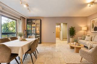 <p><span>Licht en ruim appartement met twee slaapkamers en groen uitzicht.</span></p><p><span> </span></p><p><span>Op een toplocatie bevindt zich dit aangename en bijzonder lichtrijke appartement met een bewoonbare oppervlakte van circa 81 m². </span></p><p><span> </span></p><p><span>Het appartement is gelegen in een proper, rustig en goed onderhouden gebouw. De ruime leefruimte biedt voldoende plaats voor een gezellige zit- en eethoek en geniet dankzij de grote raampartijen van een uitzonderlijke lichtinval.</span></p><p><span> </span></p><p><span>Aansluitend bevindt zich het fijne terras, waar u in alle rust kunt genieten van een mooi groen uitzicht. Verder beschikt het appartement over een keuken, twee volwaardige slaapkamers, twee bergingen en een badkamer. </span></p><p><span> </span></p><p><span>De praktische indeling en aangename woonvolumes maken dit appartement ideaal voor zowel eigen bewoning als investering. </span></p><p><span> </span></p><p><span>Een ruime private kelderberging is inbegrepen. </span></p><p><span> </span></p><p><span>Wenst u meer informatie of een bezichtiging in te plannen? Neem dan gerust contact met ons op. </span></p>