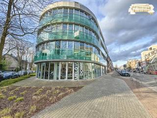 Een centraal gelegen handelspand met zeer veel toekomst mogelijkheden. De ruime showroom/winkelruimte biedt tal van mogelijkheden voor het...