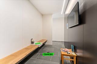 Instapklare praktijkruimte met tal van mogelijkheden in HoogledeBent u op zoek naar een veelzijdig pand voor uw praktijk of professionele...