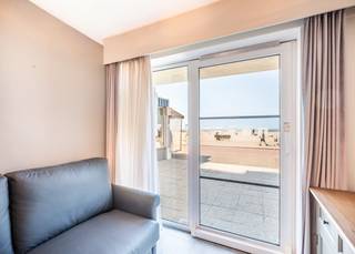 Charmant appartement de 2 chambres avec une spacieuse terrasse exposée sud, à vendre sur la Zeedijk de Koksijde-Bad. Ce bien est situé dans la petite résidence Gilberte et bénéficie d'un emplacement extrêmement central : à quelques pas du centre commercial, des transports en commun et, bien sûr, juste à côté de la plage. Un emplacement idéal pour une résidence secondaire.<br /><br />Le véritable atout de ce bien réside dans sa terrasse privative située à l'arrière du bâtiment. Sur cette terrasse EXPOSÉE AU SUD, vous pourrez profiter du soleil tout l'après-midi — un atout exceptionnel pour un appartement situé sur la digue.<br /><br />Le bien est divisé comme suit : hall d’entrée | pièce à vivre lumineuse avec cuisine ouverte et vue sur la mer | salle de bains avec baignoire, douche, lavabo et toilette | chambre à coucher à part entière avec lit double | deuxième chambre équipée de lits superposés et donnant accès à la terrasse exposée au sud | débarras supplémentaire.<br /><br />Vous recherchez une résidence secondaire compacte avec terrasse ensoleillée sur la digue de Koksijde-Bad ? N’hésitez pas à nous contacter pour une visite !