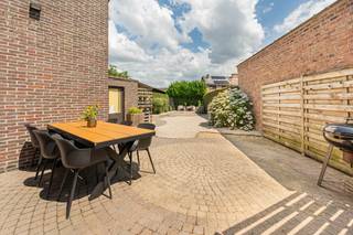 <p>Deze charmante open bebouwing geniet van een uitstekende, centrale ligging met een vlotte verbinding naar de A12 en N16. Ook Mechelen en de E19 zijn snel bereikbaar, waardoor u zich op een ideale locatie bevindt tussen Brussel en Antwerpen.</p><p></p><p>De woning werd oorspronkelijk gebouwd als een gelijkvloerse woning en biedt vandaag een verrassend ruime indeling. De woning kreeg tussen 2018 en vandaag een hedendaagse update. Via de gezellige voortuin bereikt u de inkomhal met gastentoilet. Van hieruit komt u in de bijzonder ruime en lichtrijke leefruimte, waar de sfeervolle open haard zorgt voor extra gezelligheid. Dankzij het grote schuifraam loopt de leefruimte naadloos over in het aangename terras en de verzorgde tuin, waar u in alle rust kunt genieten. De halfopen keuken behoudt een fijne connectie met de leefruimte. Naast de keuken is er een praktische berging met toegang tot de tuin én de kelder, ideaal voor extra opslagruimte. Op het gelijkvloers bevinden zich verder twee volwaardige slaapkamers en een badkamer, waardoor de woning perfect levensloopbestendig is. De eerste verdieping werd ingericht als een indrukwekkende masterbedroom van maar liefst 46 m². Hier werd bovendien een extra toilet voorzien, wat het comfort aanzienlijk verhoogt. Deze royale ruimte biedt tal van mogelijkheden, zoals het creëren van een dressing of een aparte bureauhoek.</p><p>Buiten beschikt de woning over een ruime oprit met plaats voor meerdere wagens en een garage. De verzorgde voortuin vormt een mooie, uitnodigende toegang tot de woning en draagt bij aan de aangename uitstraling van het geheel.</p><p></p><p>De woning is uiterlijk 1 april 2027 beschikbaar. Stedenbouwkundige info: Vg - Wg - Gmo - Gvkr - Gvv</p>