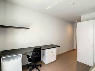 La chambre d'étudiant est située au Rue Terre-Neuve 51, à quelques pas des gares (Bruxelles Chapelle , Bruxelles-Midi et Bruxelles-Centrale).La chambre étudiante du 3ième étage comprend :-Chambre spacieuse avec bureau, lit et placard-Terrasse privée -Une salle de bain privée (douche, lavabo et toilettes).Il y a une cuisine commune par étage. En outre, il y a des espaces de détente communs, des espaces d'étude et un grand jardin.La chambre d'étudiant a déjà été louée pour la prochaine année scolaire, il y a donc un retour garanti.